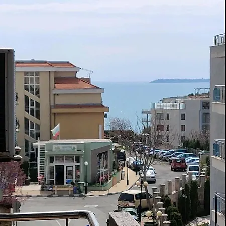 Sea Breeze Apartment *